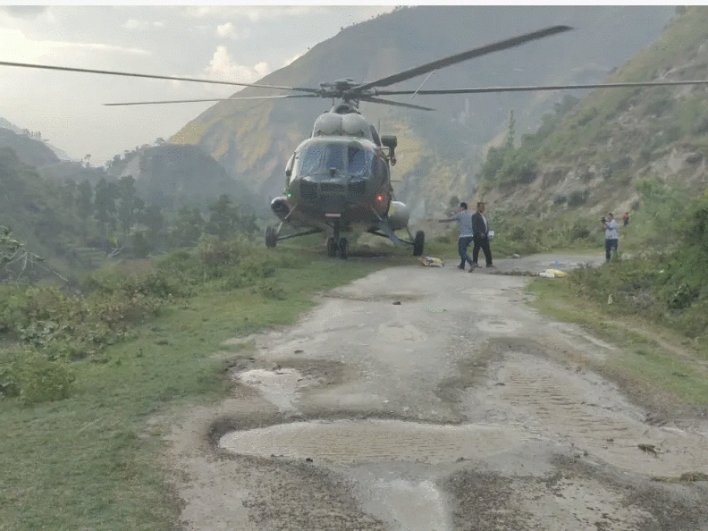 राहतका नाममा सुदूरपश्चिम सरकारकाे नौटंकी, पाँच क्वीन्टल चामल बाँड्न हेलिकप्टर प्रयाेग